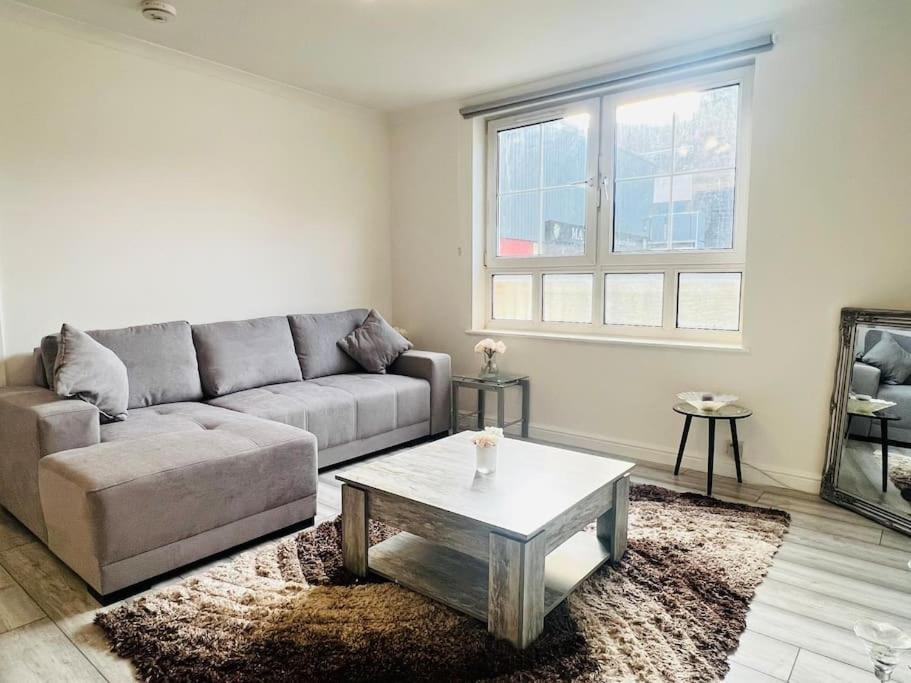 Superb 2 Bedroom Apartment With Free Parking Edinburgh Bagian luar foto